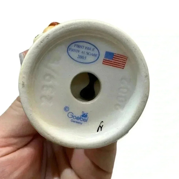 M.I. Hummel LITTLE FLAG BEARER First Issue - Picture 14 of 14